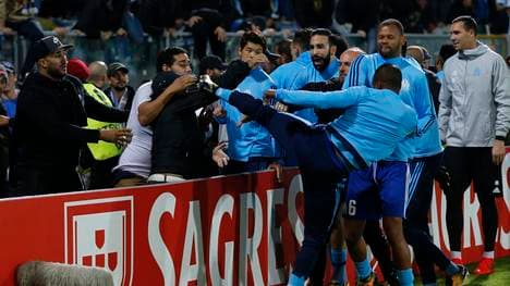 Patrice Evra holt aus und tritt einem Fan