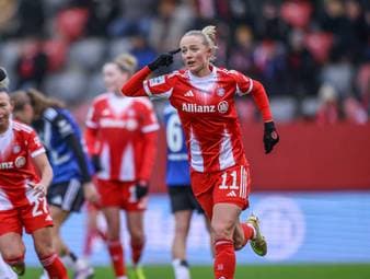 Nationalstürmerin Lea Schüller steht Gerüchten zufolge vor einem Abschied vom FC Bayern. Sportdirektorin Bianca Rech kündigt Veränderungen im Kader an - und vermeidet ein Dementi im Fall Schüller.