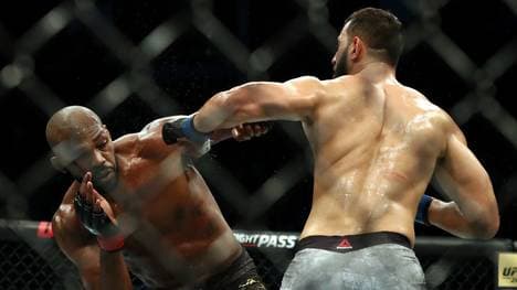 Jon Jones (l.) gewann knapp gegen Dominick Reyes