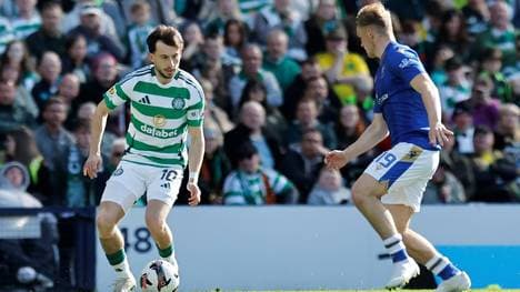 Nicolas Kühn (l.) feiert den Titel mit Celtic