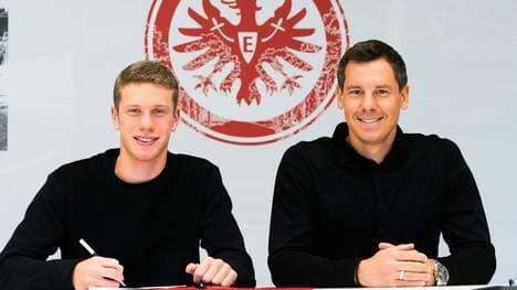 Elias Baum (l.) steigt zu den Frankfurter Profis auf