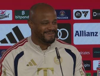 Vincent Kompany spricht vor dem Bundesligaspiel wie gewohnt auf der Pressekonferenz. Doch diesmal stellen die Reporter keine Fragen zu Wolfsburg. Daraufhin greift der Trainer selbst das Thema auf und sorgt damit für einen kuriosen PK-Moment.