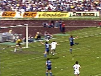 Horst Hrubesch soll den Hamburger SV doch noch zum Aufstieg in die Bundesliga verhelfen. In seiner aktiven Zeit wurde er als "Kopfballungeheuer" zur Legende.