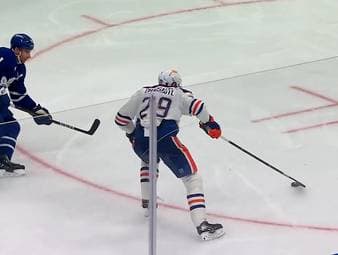 Die Toronto Maple Leafs und die Edmonton Oilers liefern sich im kanadischen NHL-Duell einen torreichen Schlagabtausch. Leon Draisaitl ist dabei gleich an drei Toren direkt beteiligt und kratzt jetzt an einer magischen Marke.