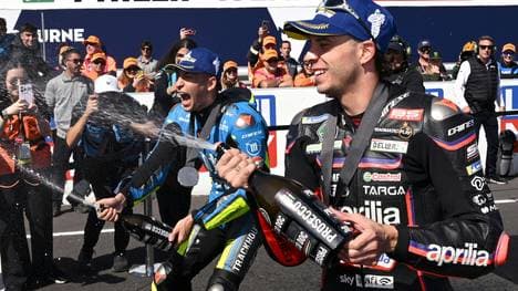 Gute Laune nach dem Sprintsieg: Marco Bezzecchi (r.)