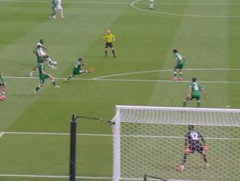 Traumtor Senegal! Iraks Akam Hashem verliert tief in der eigenen Hälfte den Ball - Pape Gueye sagt Dankeschön und hängt das runde Leder sehenswert zum zwischenzeitlichen 3:0 in den Knick.
