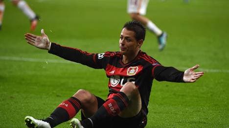 Chicharito von Bayer Leverkusen gestikuliert