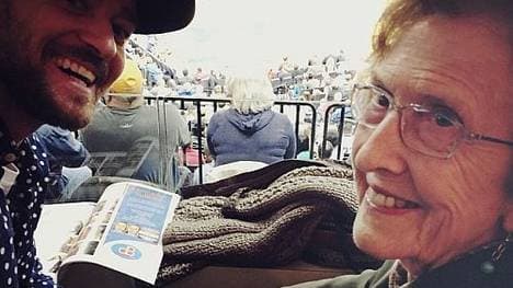 Mit seiner Großmutter amüsierte sich Justin Timberlake bei den Memphis Grizzlies.