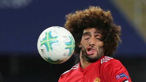 Marouane Fellaini von Manchester United wird im Supercup vom Ball am Kopf getroffen