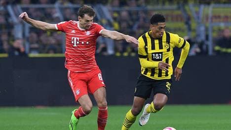 Leon Goretzka (l.) im Duell mit Jude Bellingham (r.)