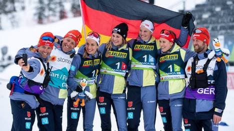 Peter Schlickenrieder (l.) mit der Silber-Staffel der WM 2023 in Planica