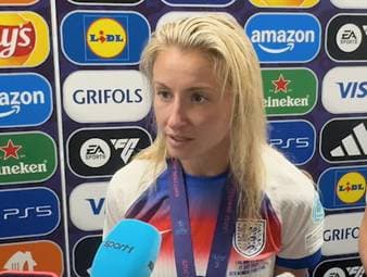 England-Kapitänin Leah Williamson ist unfassbar stolz auf ihre Mannschaft und widmet den EM-Sieg der gesamten Nation.