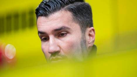 Nuri Sahin nachdenklich auf einer Pressekonferenz