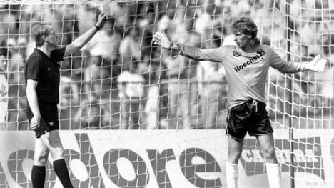 Schiedsrichter Kurt Witke zeigte Torwart Uli Stein die Rote Karte