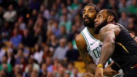 Kyrie Irving (l.) und LeBron James spielten vergangene Saison noch zusammen in Cleveland