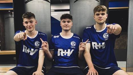 Fabiano "Epixal" Loos (l.), Serhat "Serhatinho" Öztürk (m.), Max "Antimax" Eggenkämper stürmen auf Platz zwei