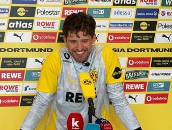 In Marbella herrscht momentan großes Unwetter. BVB-Keeper Gregor Kobel verrät, weshalb das Unwetter das Team-Meeting unterbrochen hat.