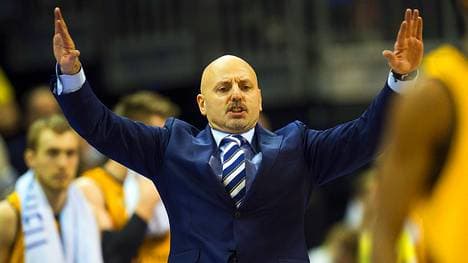Sasa Obradovic von ALBA Berlin dirigiert