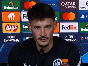 Robin Koch nutzt die Pressekonferenz vor dem Champions-League-Spiel bei Qarabag für Abschiedsworte an Dino Toppmöller. Der Eintracht-Kapitän nimmt die Mannschaft nach der Entlassung in die Pflicht.