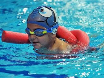 So lernen Kinder das Schwimmen