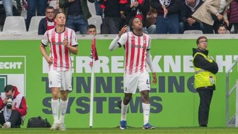 Johan Manzambi (r.) beim Torjubel gegen Bayern