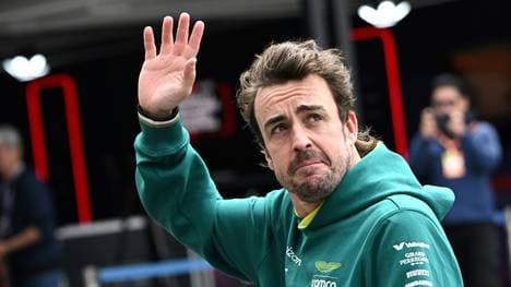 Alonso bleibt Aston Martin treu