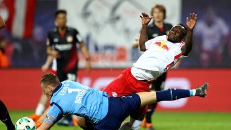 NabyKeita (r.) musste nach dem Zusammenprall mit Bernd Leno ausgewechselt werden