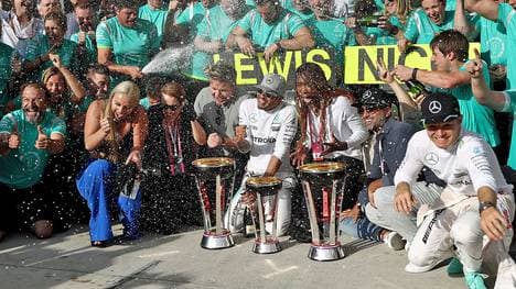 Nico Rosberg (r.) liegt in der Fahrerwertung 26 Punkte vor Lewis Hamilton
