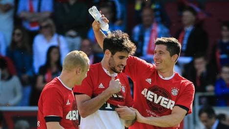 Sebastian Rode, Javi Martinez und Robert Lewandowski (v.l.) feiern - mit Wasser
