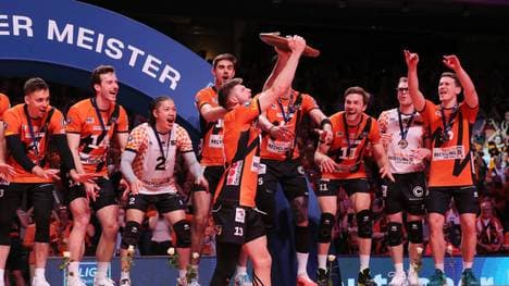 Berlins Ruben Schott mit der Meisterschale