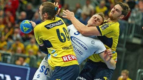 Duell der Europameister: Gummersbachs Julius Kühn trifft auf die Löwen mit Hendrik Pekeler (r.)