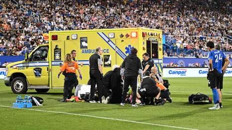 Der Krankenwagen fuhr auf das Spielfeld