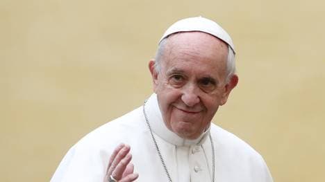 Papst Franziskus erhielt den Helm des tödlich verunglückten Ayrton Senna als Geschenk