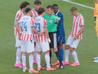 Nach einem Foul von Diego Gomez an Desiré Doué bekommt Frankreich nach VAR-Intervention einen Elfmeter. Die Paraguayer ziehen alle Register und malträtieren auch den Elfmeterpunkt. Für den Magenta-Kommentator eine "Riesen-Sauerei". Kylian Mbappé ist es egal - er trifft und schießt Frankreich ins Viertelfinale.