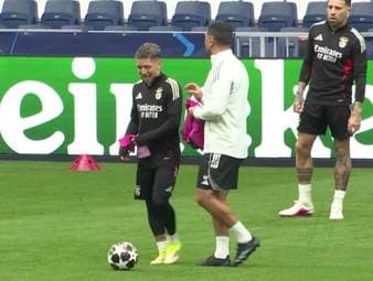 Gianluca Prestianni hat vor dem Spiel von Benfica gegen Real Madrid im Bernabéu trainiert, obwohl er von der UEFA aufgrund der Rassismus-Anschuldigungen vorübergehend gesperrt wurde.