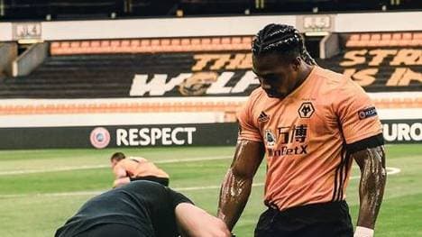 Adama Traoré (r.) lässt sich vor Spielen einölen