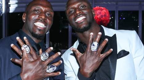 NFL: New England Patriots erhalten größten Super-Bowl-Ring der Geschichte, Die Patriots-Profis Devin und Jason McCourty zeigen stolz ihre Super-Bowl-Ringe 