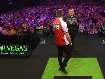 Niko Springer hat im Spiel gegen Beau Greaves die Chance, das Shaghai-Finish zu checken. Das Publikum versucht, ihn aus dem Konzept zu bringen - er lässt es nicht ohne Reaktion stehen ...