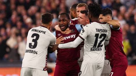 Zwischen West Ham und Leverkusen kam es zu einer Rudelbildung