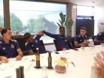 Spaniens Superstar Lamine Yamal feierte am Samstag seinen 17. Geburtstag und bekam eine Erbeertorte serviert. Dabei kassierte er einige Neckereien von Teamkollege Nico Williams. 