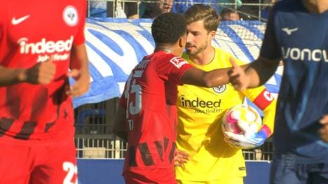 Kevin Trapp im Spiel gegen Bochum mit Mitspieler Tuta