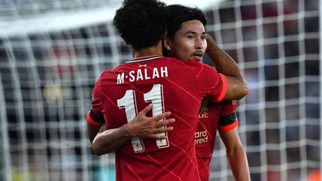 Takumi Minamino (r., hier mit Mo Salah) wird in Zukunft nicht mehr für den FC Liverpool auf Torejagd gehen