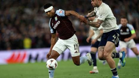 Ollie Watkins (l.) und Aston Villa sind im Finale