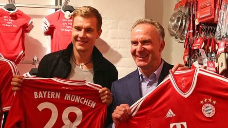 Karl-Heinz Rummenigge (r.) bewundert Holger Badstubers Comeback-Fähigkeiten