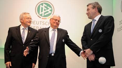 WM-Affäre: Landgericht lehnt Hauptverfahren gegen Zwanziger und Niersbach ab, Horst R Schmidt (links), Theo Zwanziger (mitte) zusammen mit Wolfgang Niersbach 