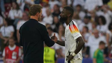 Julian Nagelsmann (l.) neben Antonio Rüdiger
