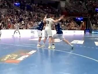 Nach einer überprüften Szene im Videobeweis wird im Bundesliga-Spiel zwischen Bergischem HC und THW Kiel gegen Johannes Wasielewski auf die Rot und Blau Karte entschieden.