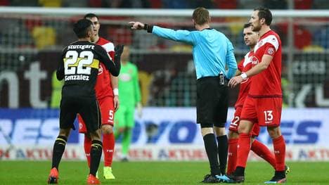 Bundesliga: Nicolas Gonzalez vom VfB Stuttgart nach Tätlichkeit gesperrt, Nicolas Gonzalez (links) vom VfB Stuttgart sieht gegen Fortuna Düsseldorf Rot