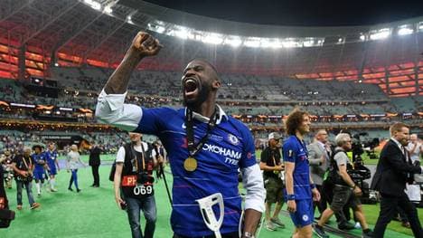 Antonio Rüdiger feiert mit Krücken Chelseas Triumph in der Europa League