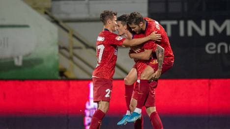 Dennis Man (M.) erzielte drei Tore im Spiel